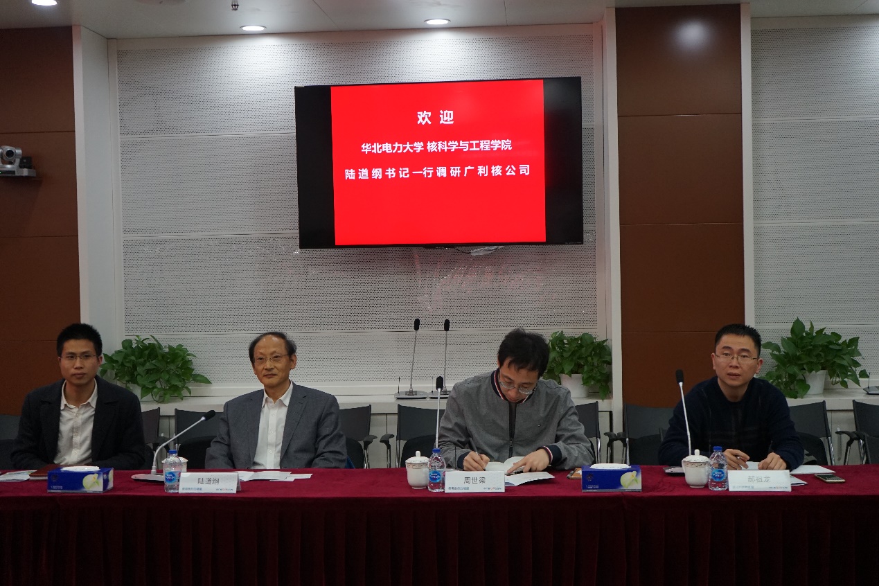 图片包含 室内, 人员, 墙壁, 红色
描述已自动生成
